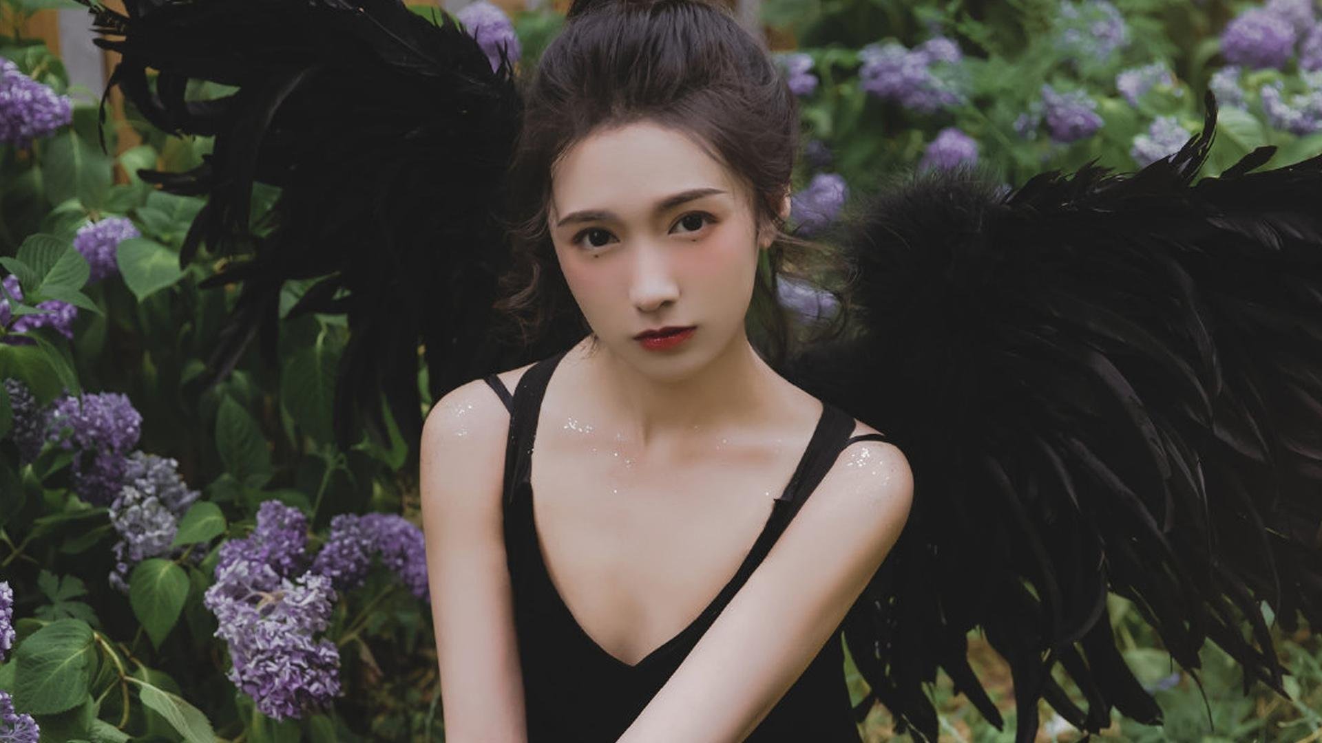 墨西哥骑手费德里科·费尔南德斯在巴黎奥运会上与“Romeo”马匹共同参赛,尽管因马匹受伤被迫退出,但展现了坚强意志。